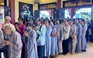 Người dân TP.HCM đi chùa mừng đại lễ Phật đản: Cầu mạnh khỏe, bình an