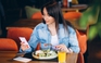 Ngày mới với tin tức sức khỏe: Tác hại khi xem điện thoại trong lúc ăn