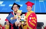 Khoảnh khắc bố trẻ cùng con trai 7 tháng tuổi nhận bằng tốt nghiệp đại học
