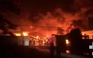 Cháy nhà máy trong KCN, 100 cảnh sát 'chiến đấu' suốt 5 giờ mới dập tắt