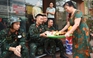 Người dân mang nước chè, hoa quả mời chiến sĩ tập diễu binh ở Điện Biên Phủ