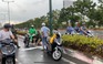 TP.HCM mưa như trút nước, xe máy va chạm té ngã giữa đường