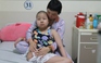 ‘Con muốn sống': Thấy mẹ hết tiền, bé gái ung thư xương xin về nhà chịu đau