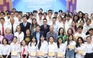 Ông Johnathan Hạnh Nguyễn đã tài trợ cho Quỹ học bổng Vừ A Dính 20 tỉ đồng