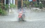 Bất ngờ mưa giữa trưa ở TP.HCM: Đường phố mênh mông 'biển nước'