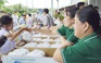 Nhiều giáo viên vùng ven biển tỉnh Bạc Liêu đã góp tiền nấu cơm cho thí sinh