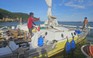 Ngư dân Quảng Ngãi hỗ trợ du khách Mỹ bị hỏng thuyền buồm trên biển