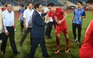 Thủ tướng xuống sân chúc mừng chiến thắng 'nghẹt thở' của đội tuyển Việt Nam