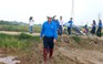 Anh Ngô Văn Cương thăm hỏi, động viên công nhân thi công đường dây 500 kV