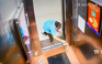 Nữ lao công dùng tấm kính chặn cửa thang máy gây cảnh tượng hú vía: Quy tắc an toàn cần biết