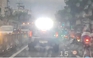 Bức xúc xe ô tô chiếu đèn sáng vào mắt người đi đường ở TP.HCM