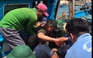 Ứng cứu ngư dân nghi bị tai biến trên biển Quảng Bình