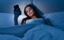 Khoa học giải oan cho thói quen lướt điện thoại trước khi ngủ