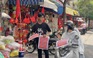 Mua cờ cầm tay chuẩn bị cho đại lễ 30.4
