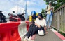 Nhiều người té ngã trên cầu Sài Gòn sáng nay, nghi do mặt đường có dầu nhớt