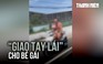 Du khách nước ngoài 'giao tay lái' cho bé gái giữa đường phố Phú Quốc