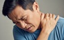 Đau mỏi vai kéo dài, đi khám thấy cột sống cổ mất độ cong sinh lý