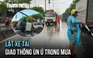 Lật xe tải ở Bình Chánh, giao thông ùn ứ trong mưa