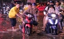 TP.HCM mưa lớn chiều tối nay: Nhiều đường thành 'biển nước', người dân chật vật dẫn xe