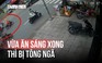 Vừa ăn xong tô hủ tiếu thì bị tông ngã ra đường