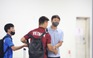 Đội tuyển Việt Nam trầm lắng về nước sau nỗi buồn thất bại, HLV Kim Sang-sik vỗ về học trò