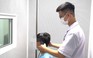 Nam thanh niên bị điếc đột ngột do tắm đêm: Cần lưu ý điều gì?