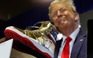 Ông Trump kiếm bộn tiền nhờ bán những sản phẩm gắn tên tuổi