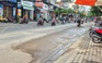 Xe ben làm đổ đất xuống đường