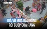 Cô gái khóc thét khi bị 2 kẻ cướp kề dao khống chế trong cửa hàng