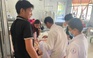 CSGT TP.Huế dùng xe tuần tra đưa cháu bé sốt cao, co giật đến bệnh viện