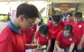 Học sinh giúp người dân xử lý công việc chỉ bằng một cái chạm