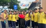 Học sinh trường chuyên mang quạt, gấu bông... đến chúc thí sinh thi lớp 10 tốt