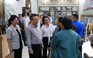 Ông Nguyễn Thanh Nghị thăm hỏi các công chức trẻ hỗ trợ người dân tiếp cận công nghệ