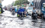 Mưa lớn, đường ngập nước sâu, người dân bị cuốn trôi tài sản