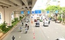 Nhiều xe máy đi sai làn sau khi dựng rào sắt trên đường Phạm Văn Đồng