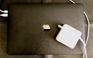 Có nên sạc pin iPhone bằng bộ sạc MacBook?