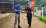 Hình ảnh thanh niên tình nguyện vượt 20 km đường rừng núi giúp người dân biên giới