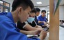 Người trẻ giúp người lớn tuổi làm quen công nghệ thông tin