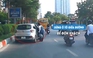 Tài xế ngang nhiên đỗ ô tô trên làn đường sát dải phân cách… để đón khách