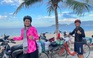 Đôi vợ chồng đạp xe xuyên Việt thăm nghĩa trang liệt sĩ