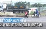 Hàng loạt xe máy ngược chiều, băng vào đường song hành QL50