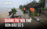 Mưa lớn, sóng biển dâng cao ở biển Nhật Lệ: Hàng quán đóng cửa 'trốn' bão số 5