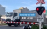 Tài xế cố lái xe tải vượt rào chắn, bị người dân ép lùi lại