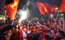CĐV nhảy múa, đốt pháo sáng mừng tuyển Việt Nam vào chung kết AFF Cup